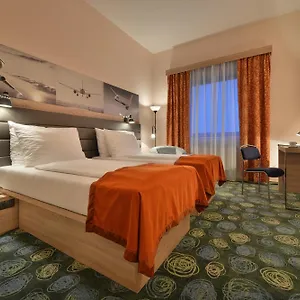 Ramada Airport 4* براغ